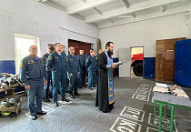 Курганские священники поздравили огнеборцев с праздником небесной покровительницы.