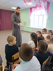 В Зауралье священник накануне Крещения посетил сельскую школу