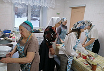 В Кургане участники проекта «Школа милосердия» сами готовят обед и пишут письма солдатам