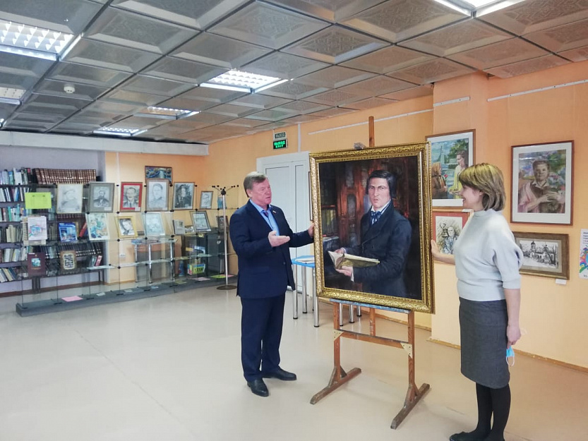 Руководитель Курганского отделения ИППО Александр Брюханов передал в дар Шадринской городской библиотеке портрет Александра Зырянова