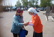 В Зауралье православные волонтёры в Радоницу раздавали на кладбищах Евангелия 