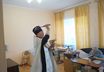 Курганский священник  окропил святой водой проживающих в Лесниковском доме-интернате