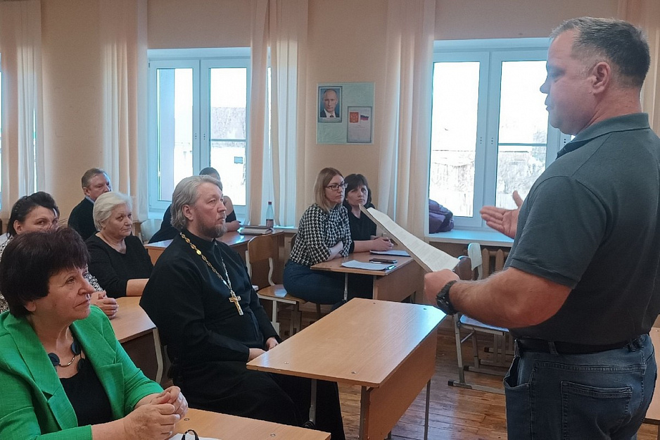 В Зауралье священник выступил с докладом на педагогической конференции